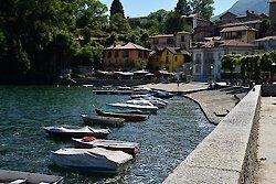 Blaue Flaggen am Lago Maggiore